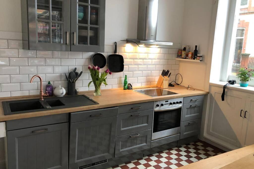 Apartment Großzügige 185m2-altbauwohnung In Bestlage 7zimmer-2bäder-2küchen-2wcs *