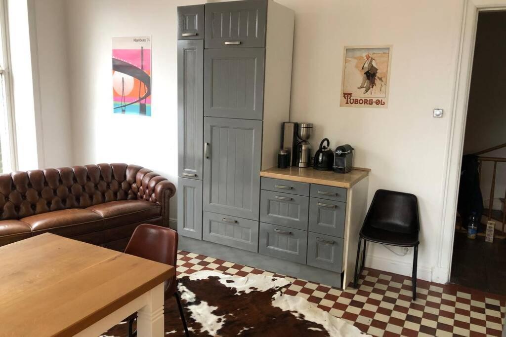 Apartment Großzügige 185m2-altbauwohnung In Bestlage 7zimmer-2bäder-2küchen-2wcs