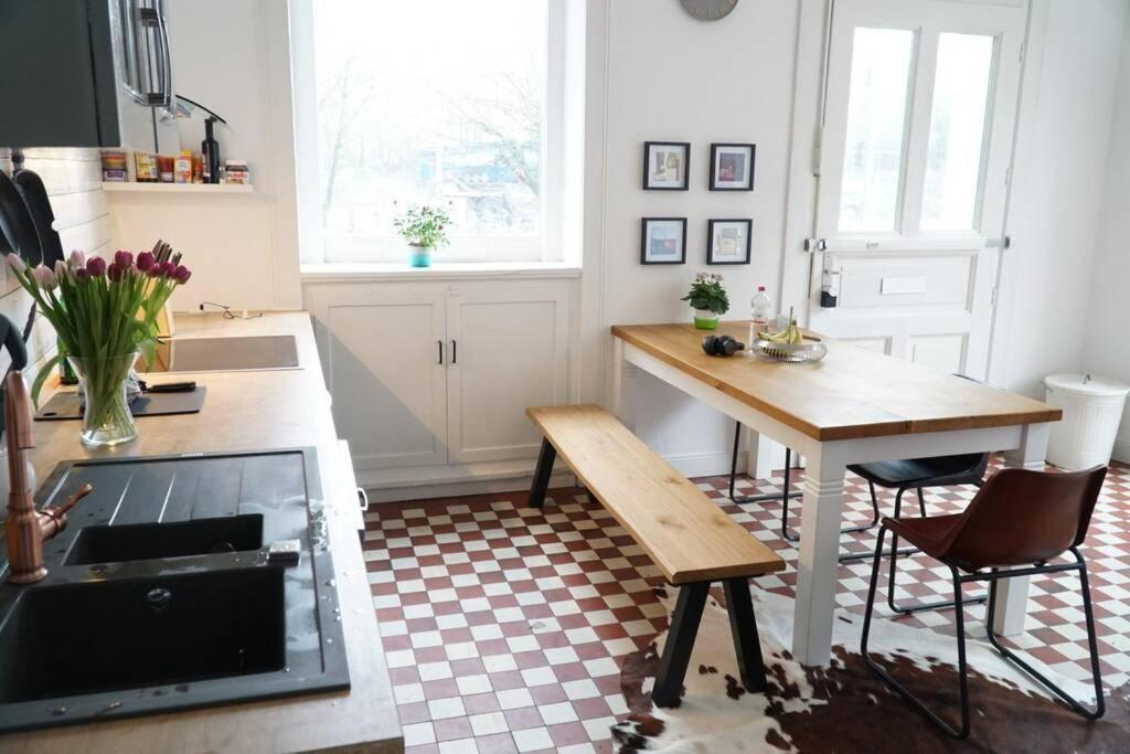 Großzügige 185m2-altbauwohnung In Bestlage 7zimmer-2bäder-2küchen-2wcs *
