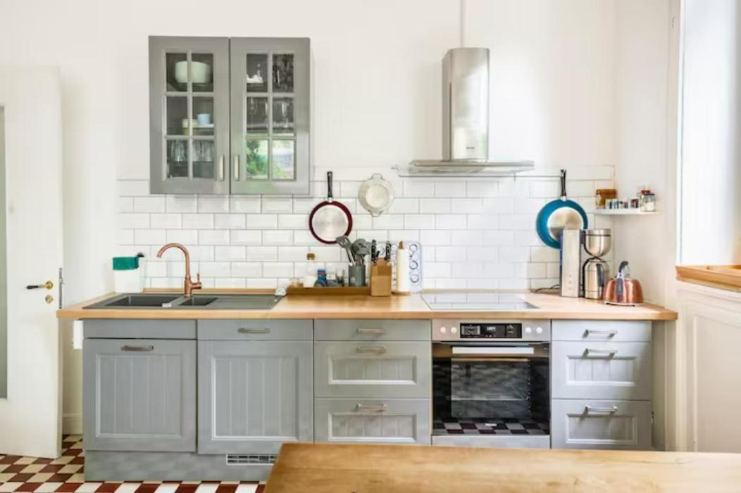 Apartment Großzügige 185m2-altbauwohnung In Bestlage 7zimmer-2bäder-2küchen-2wcs