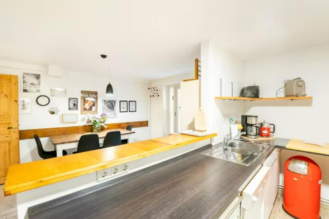 Großzügige 185m2-altbauwohnung In Bestlage 7zimmer-2bäder-2küchen-2wcs Apartment