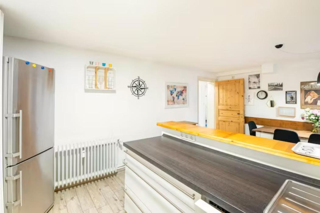 Großzügige 185m2-altbauwohnung In Bestlage 7zimmer-2bäder-2küchen-2wcs Apartment *