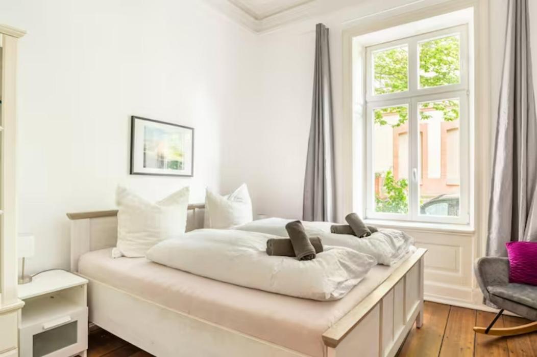 Großzügige 185m2-altbauwohnung In Bestlage 7zimmer-2bäder-2küchen-2wcs Apartment