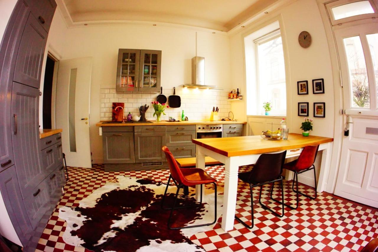 Großzügige 185m2-altbauwohnung In Bestlage 7zimmer-2bäder-2küchen-2wcs Apartment