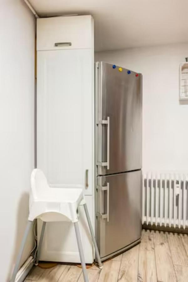 Großzügige 185m2-altbauwohnung In Bestlage 7zimmer-2bäder-2küchen-2wcs Apartment