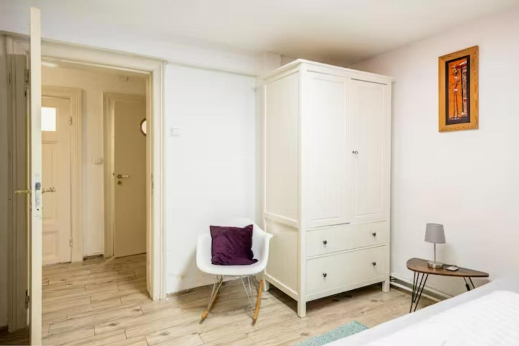 Großzügige 185m2-altbauwohnung In Bestlage 7zimmer-2bäder-2küchen-2wcs Apartment *